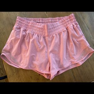 Lululemon Hotty Hot 2.5” pink shorts. Size 8.